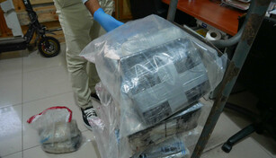 Autoridades decomisan 42 paquetes de droga en embarcaci&oacute;n que fue abandonada en La Altagracia