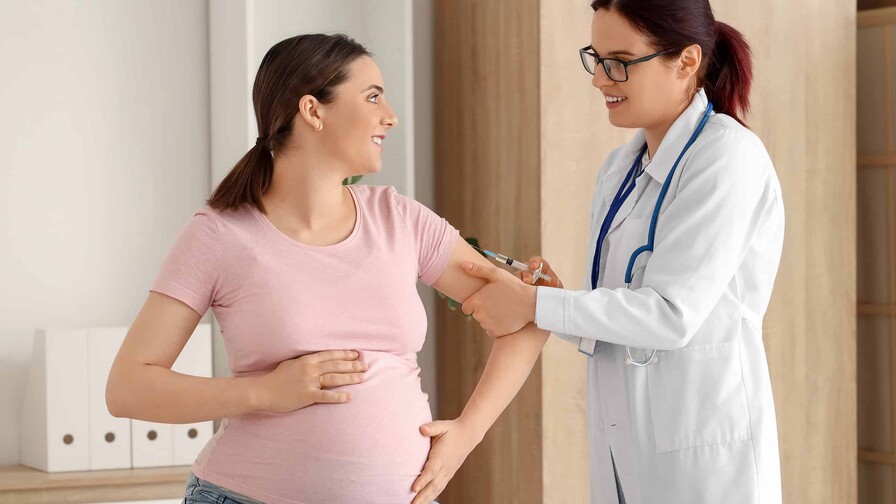 Vacunas para toda la vida: desde la embarazada hasta el envejeciente Vacunas para toda la vida: desde la embarazada hasta el envejeciente