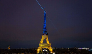 Torre Eiffel se ilumina con los colores de Ucrania por el cuarto aniversario de la guerra