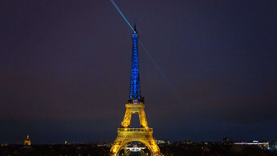 Torre Eiffel se ilumina con los colores de Ucrania por el cuarto aniversario de la guerra Torre Eiffel se ilumina con los colores de Ucrania por el cuarto aniversario de la guerra