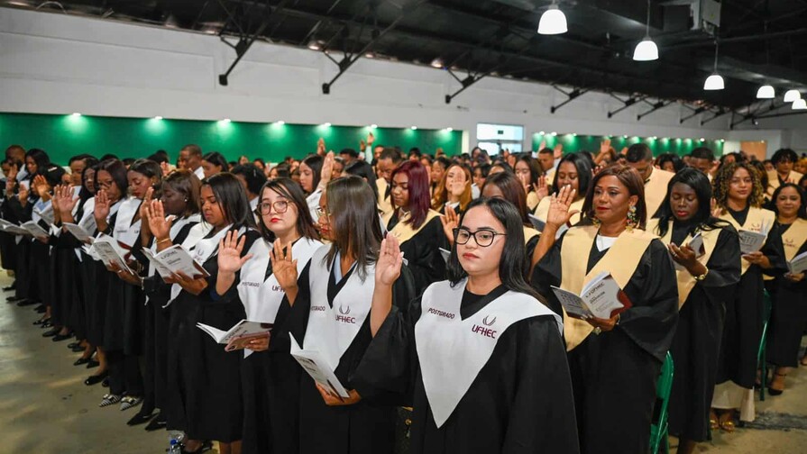 Ufhec grad&uacute;a 1,221 nuevos profesionales y destaca el rol de la educaci&oacute;n para duplicar el PIB