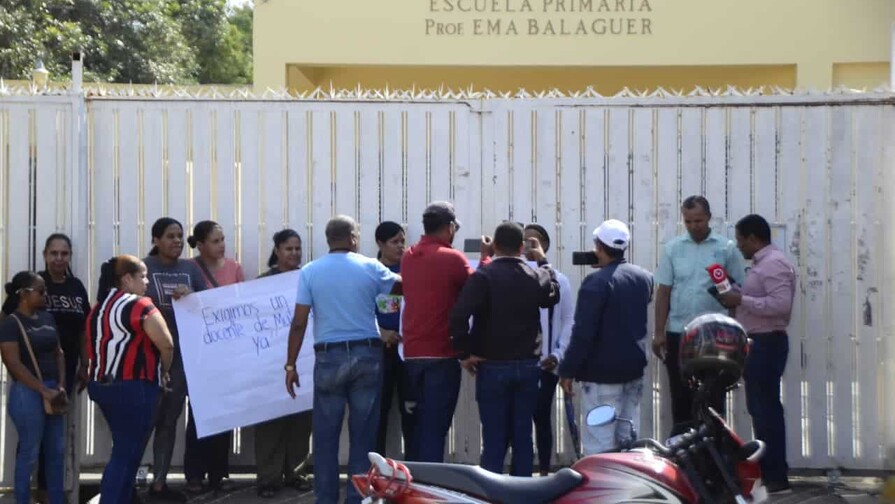 Falta de profesor de Matemática deja sin clases a estudiantes de secundaria en escuela de Santiago Falta de profesor de Matemática deja sin clases a estudiantes de secundaria en escuela de Santiago