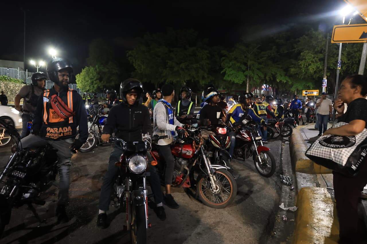 Motoconchistas en la estaci&oacute;n Eduardo Brito.
