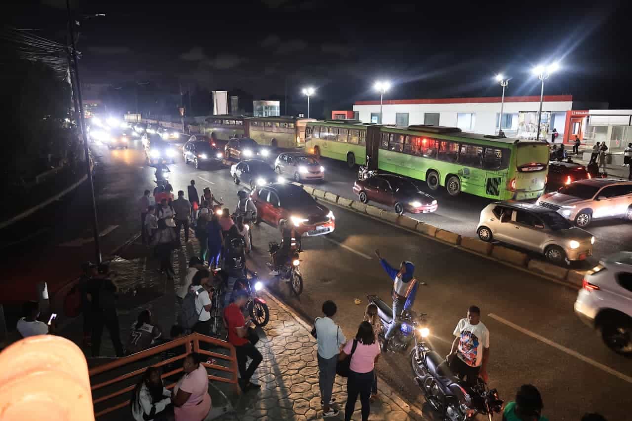 Motoconchistas en la estaci&oacute;n Eduardo Brito.