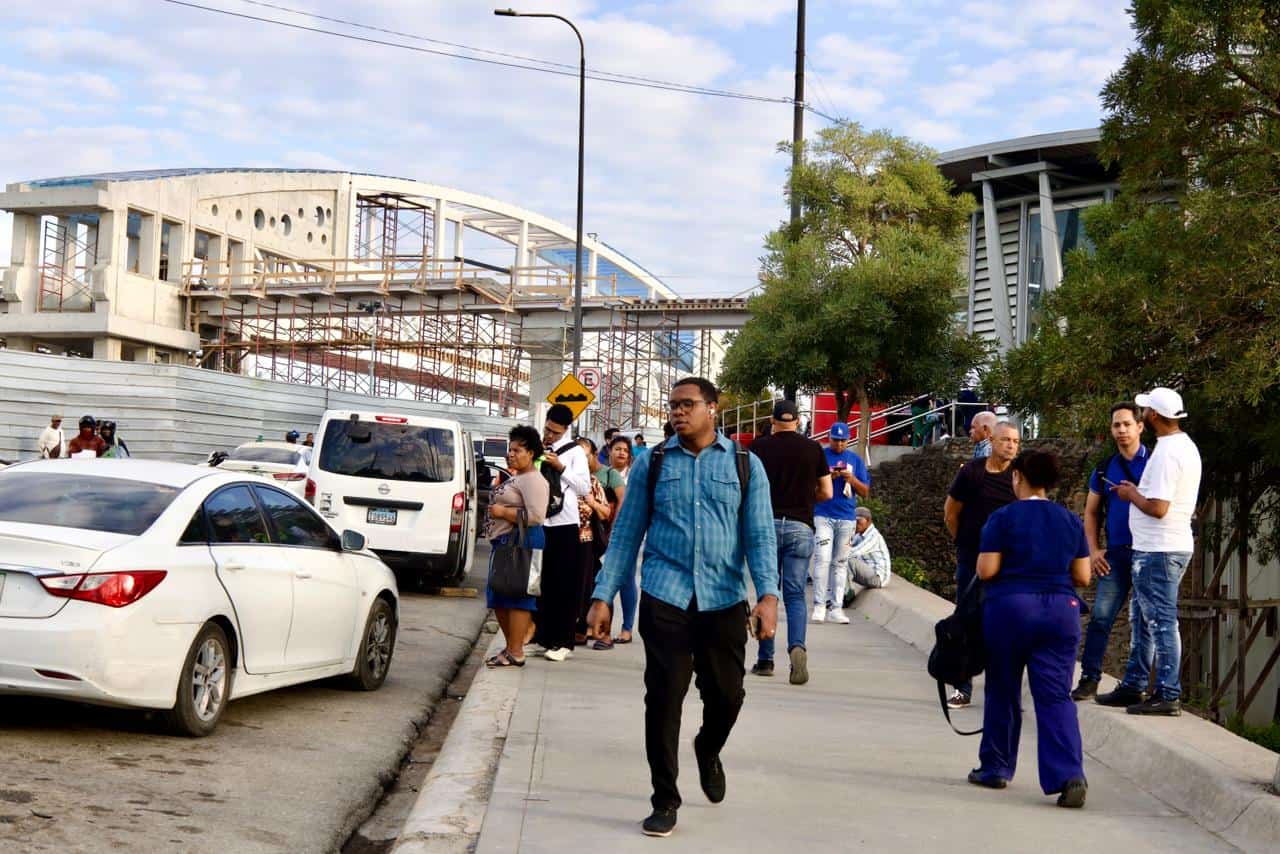 Usuarios caminando para ingresar a las estaciones del metro.