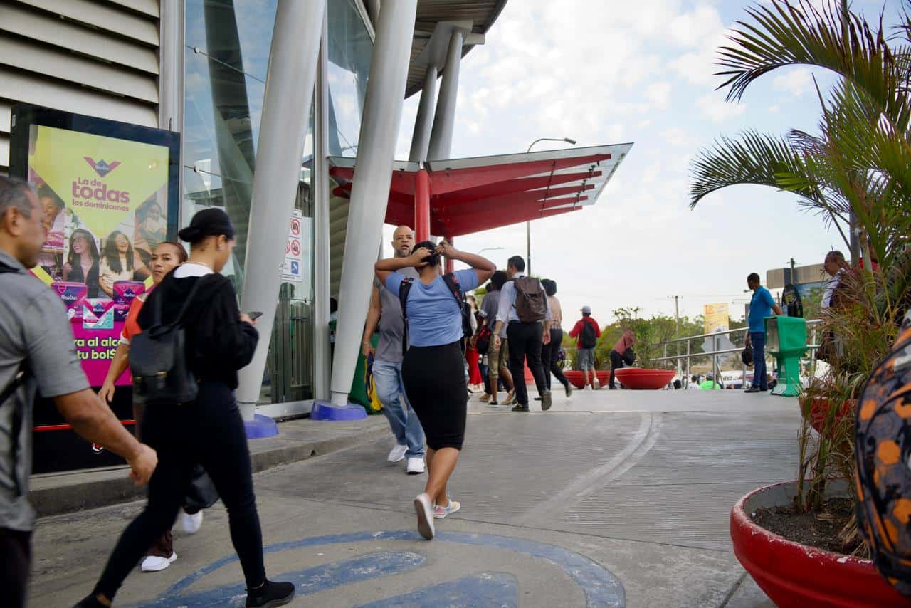 Movimiento de pasajeros en la estación Concepción Bona, donde desde temprano se retomaron los viajes en el Metro de Santo Domingo.