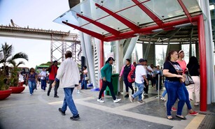 Usuarios retoman el metro tras el apag&oacute;n nacional que paraliz&oacute; el servicio