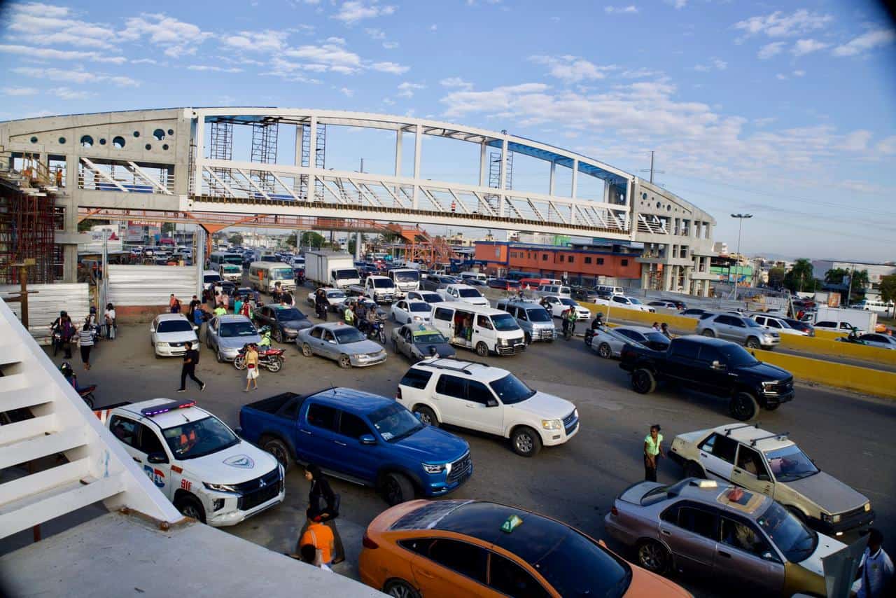 Flujo del transporte público en las afueras de la estación de Concepción Bona.