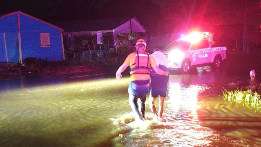 Lluvias dejan 78 casas afectadas y familias evacuadas en María Trinidad Sánchez Lluvias dejan 78 casas afectadas y familias evacuadas en María Trinidad Sánchez