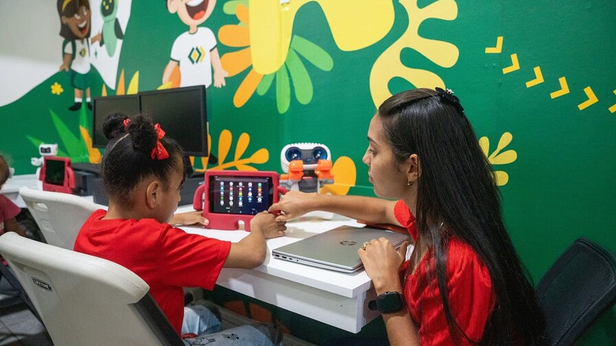 Banco Caribe dona Aula STEM en las instalaciones Acci&oacute;n Callejera en Santiago
