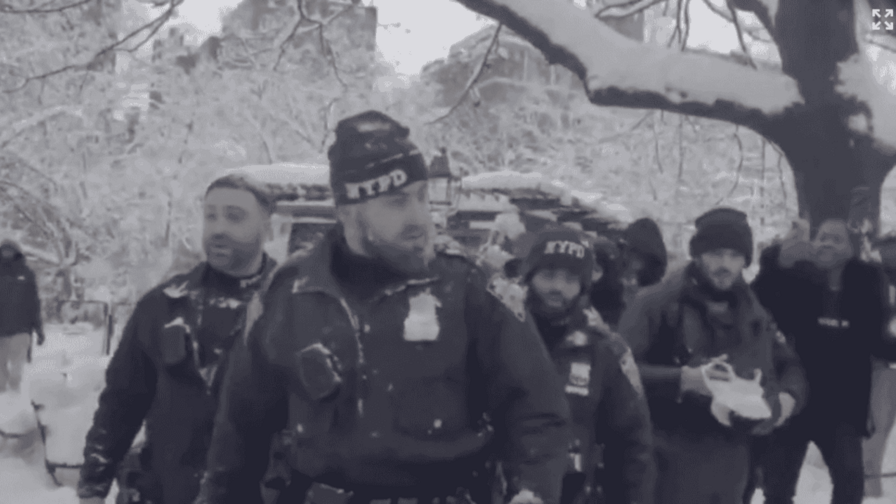 Buscan a cuatro sospechosos por ataque con bolas de nieve a polic&iacute;as en Washington Square