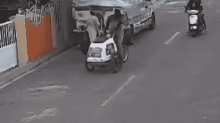 Indignaci&oacute;n en La Romana: momento en que asaltan a un heladero en plena v&iacute;a p&uacute;blica