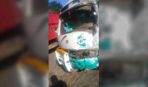 Varios estudiantes heridos durante colisi&oacute;n de autobuses en carretera de Yamas&aacute;