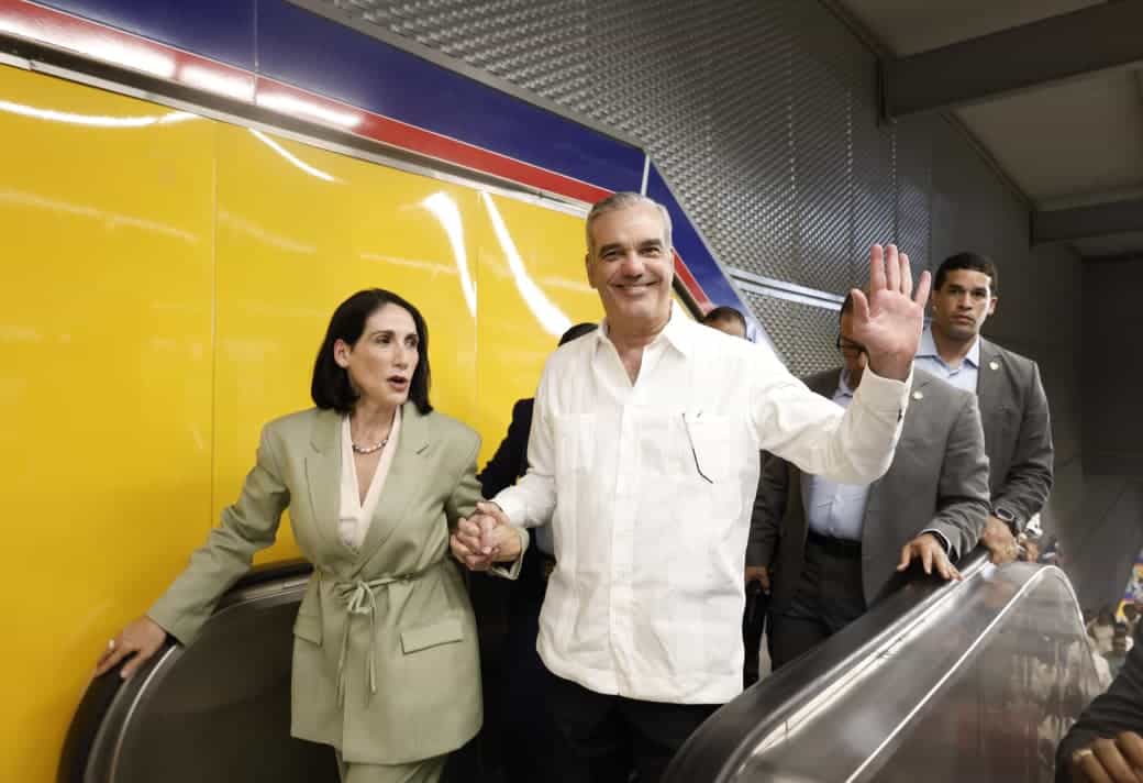 La primera dama Raquel Arbaje y el presidente Luis Abinader tras el recorrido en el metro.