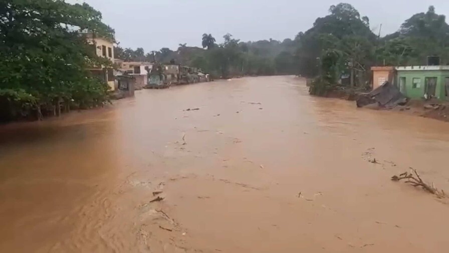 Fuertes lluvias provocan crecidas de r&iacute;os y deslizamientos en distintos puntos en Espaillat