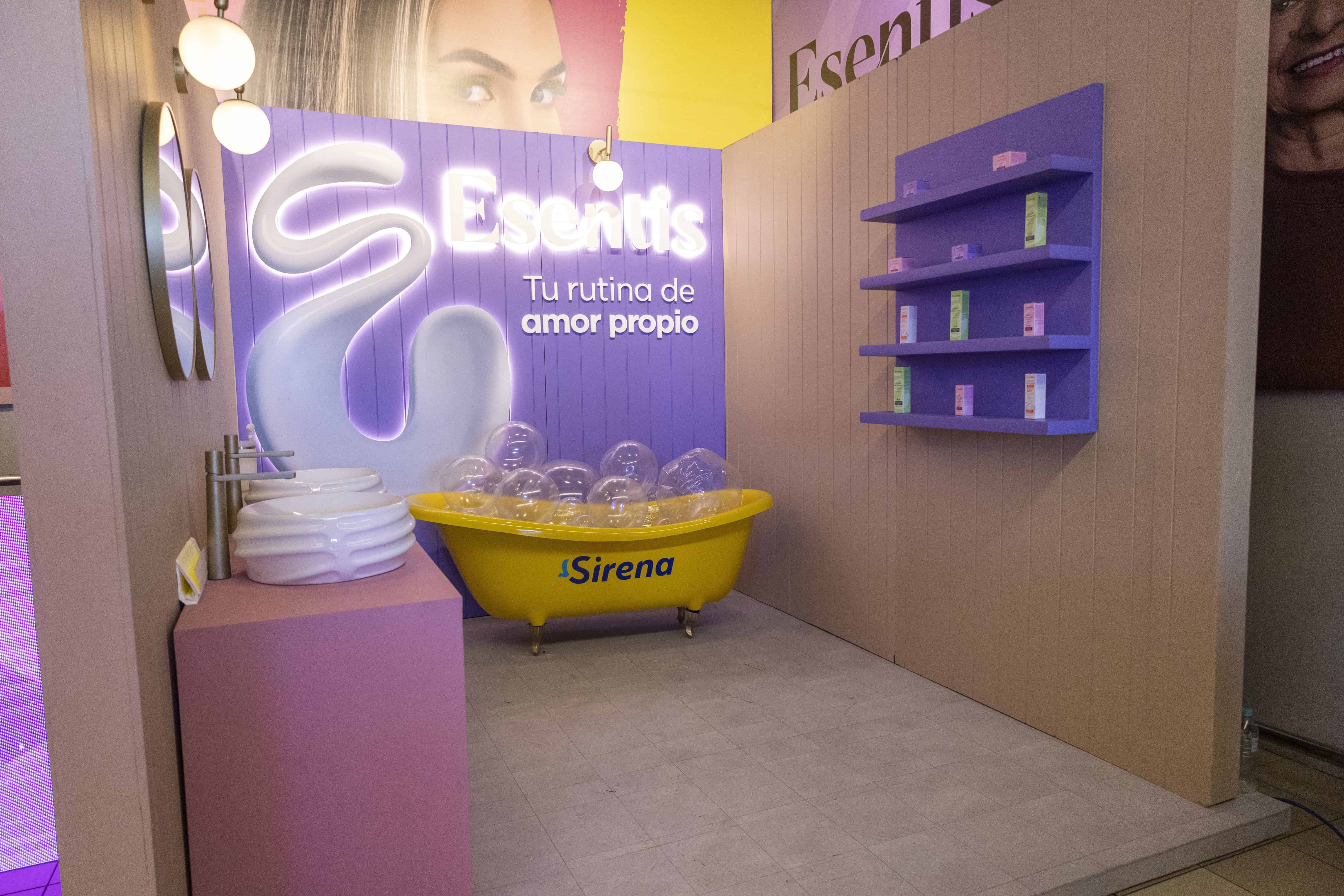 Stand de Esentis, marca propia de cuidado personal de Sirena.