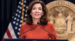 Critican a gobernadora de Nueva York por propuesta sobre cooperaci&oacute;n entre Polic&iacute;a y ICE