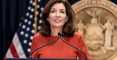 Critican a gobernadora de Nueva York por propuesta sobre cooperaci&oacute;n entre Polic&iacute;a y ICE