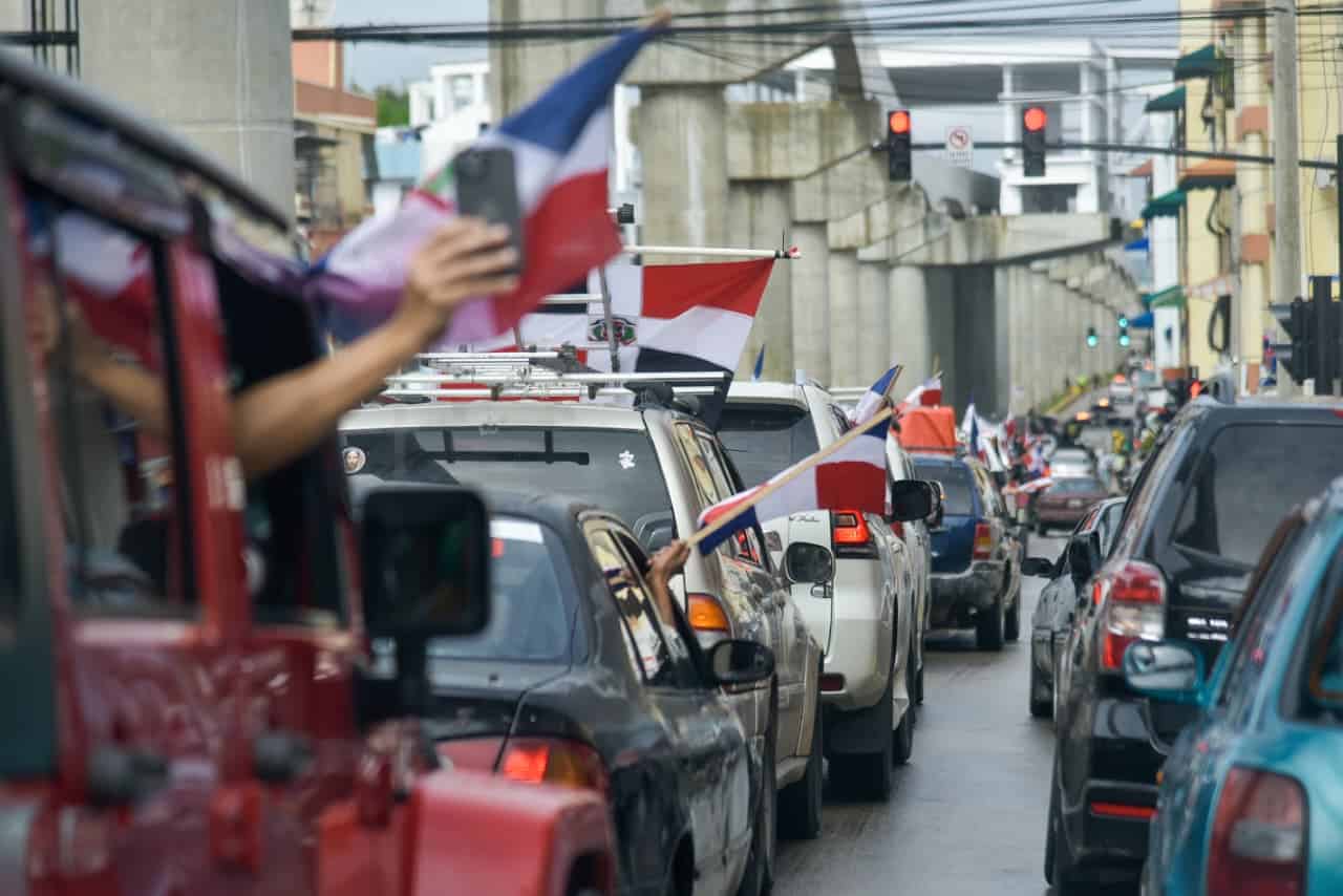 Organizaciones religiosas, campesinas y ecol&oacute;gicas participaron en la caravana realizada este mi&eacute;rcoles por distintas v&iacute;as de Santiago
