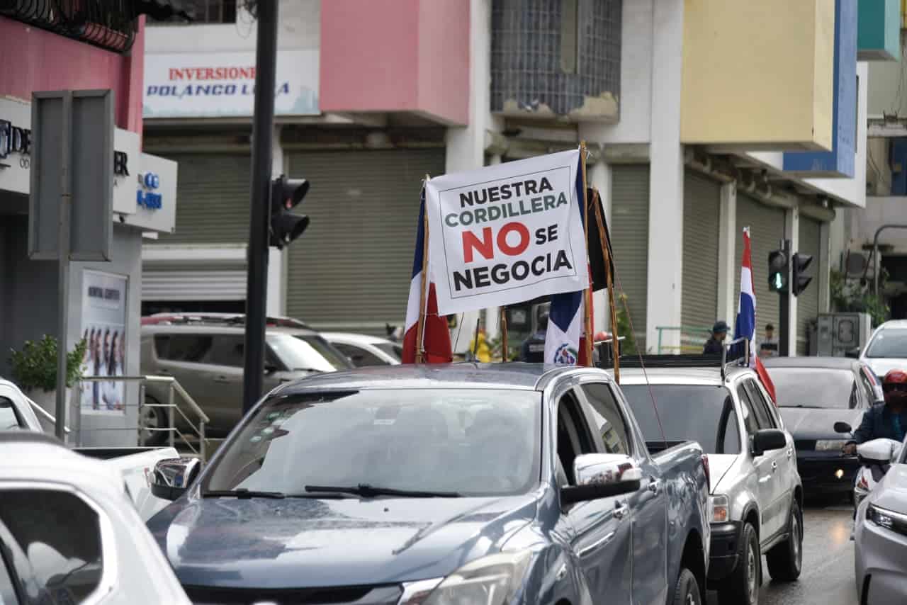 Veh&iacute;culos con consignas y banderas recorren calles de Santiago durante la movilizaci&oacute;n contra la concesi&oacute;n minera en la cordillera Septentrional