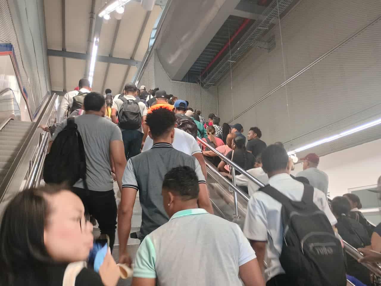 Usuarios abarrotan la L&iacute;nea 2C del Metro de Santo Domingo desde Los Alcarrizos hasta el Kil&oacute;metro 9.