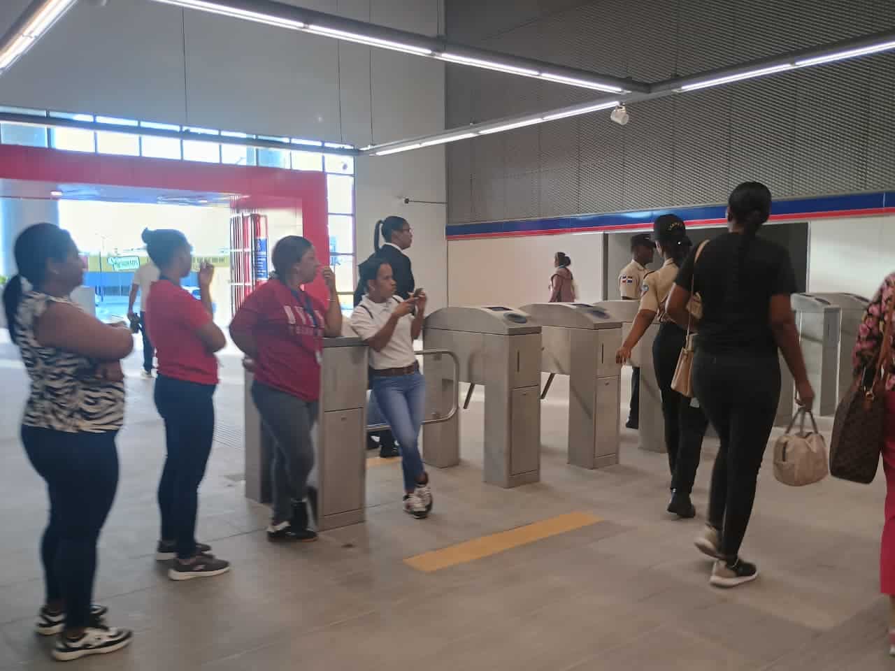 Usuarios abarrotan la L&iacute;nea 2C del Metro de Santo Domingo desde Los Alcarrizos hasta el Kil&oacute;metro 9.