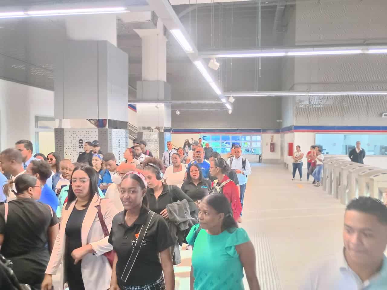 Usuarios abarrotan la L&iacute;nea 2C del Metro de Santo Domingo desde Los Alcarrizos hasta el Kil&oacute;metro 9.