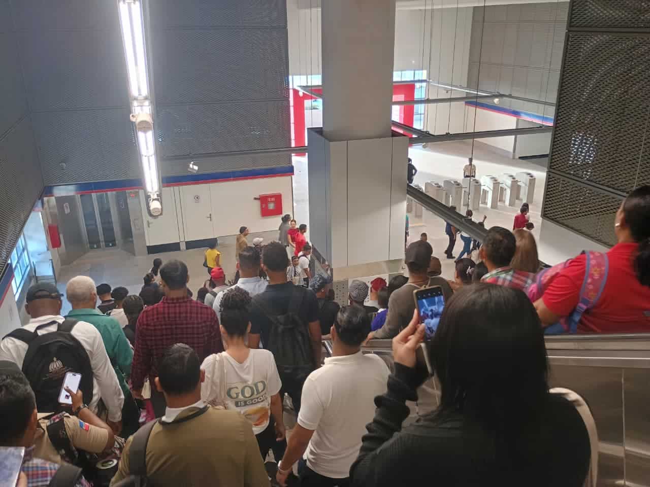 Usuarios abarrotan la L&iacute;nea 2C del Metro de Santo Domingo desde Los Alcarrizos hasta el Kil&oacute;metro 9.