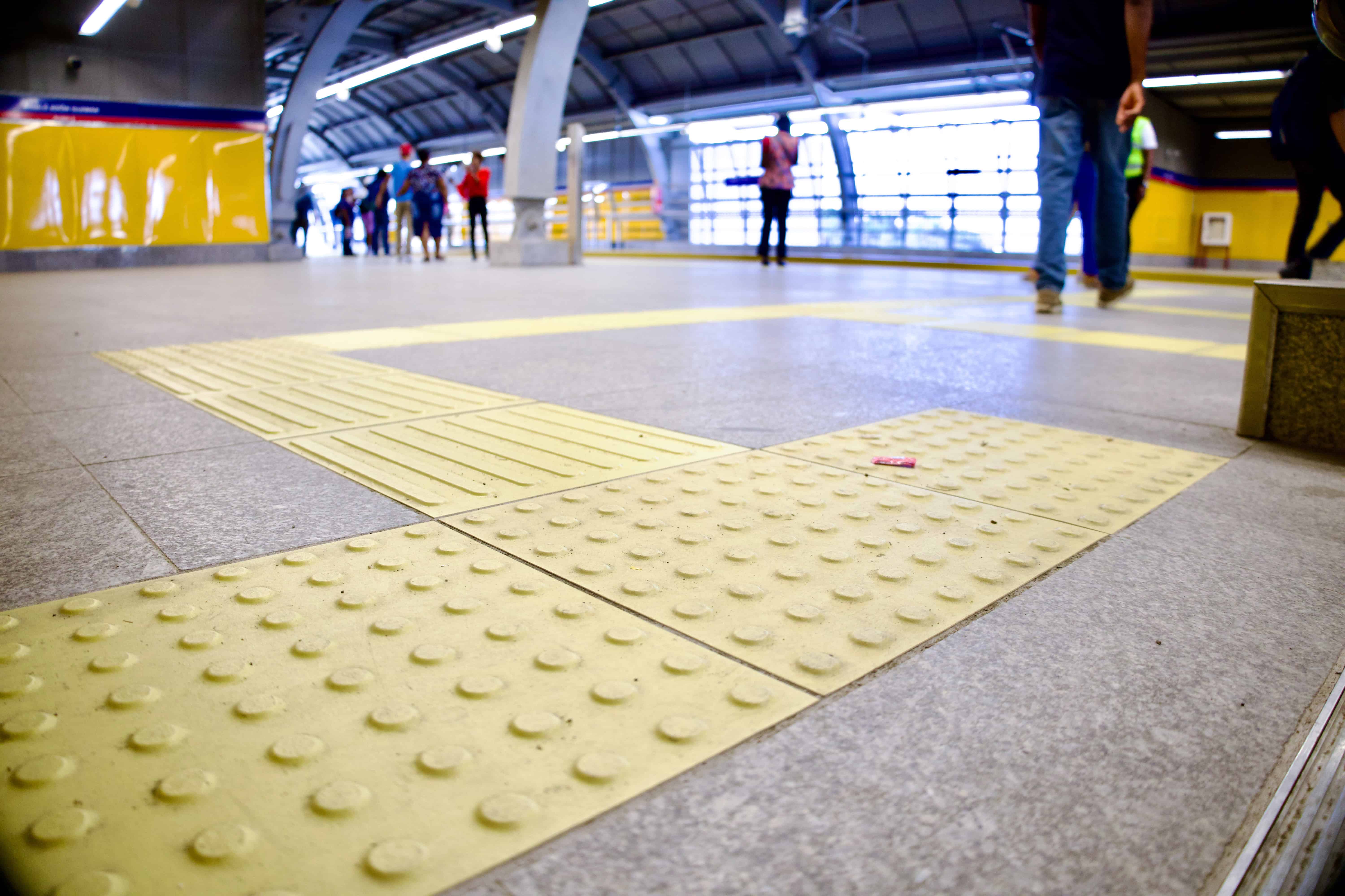 Pisos podot&aacute;ctil para uso de las personas con discapacidad visual.