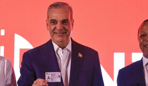 Abinader recibe la nueva licencia de conducir con est&aacute;ndares internacionales