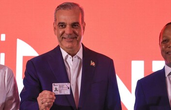 Abinader recibe la nueva licencia de conducir con est&aacute;ndares internacionales