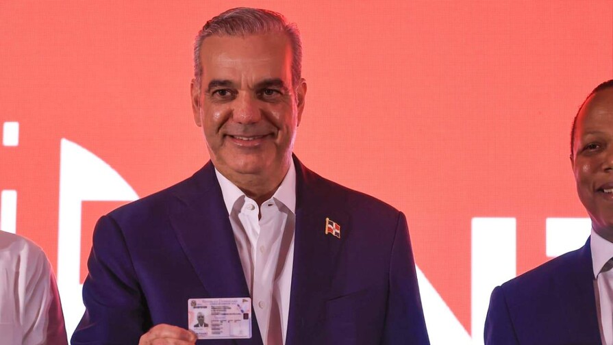 Abinader recibe la nueva licencia de conducir con estándares internacionales