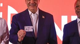 Abinader recibe la nueva licencia de conducir con est&aacute;ndares internacionales