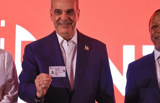 Abinader recibe la nueva licencia de conducir con est&aacute;ndares internacionales