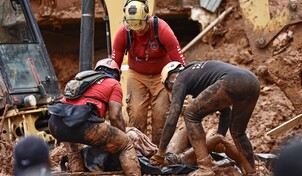 Vecinos buscan a sus familiares tras mortales lluvias en Brasil