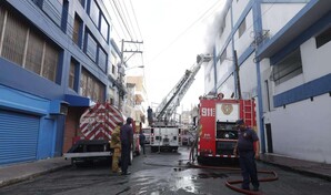 Bomberos controlan 50 % del incendio en edificio de Almacenes Garrido