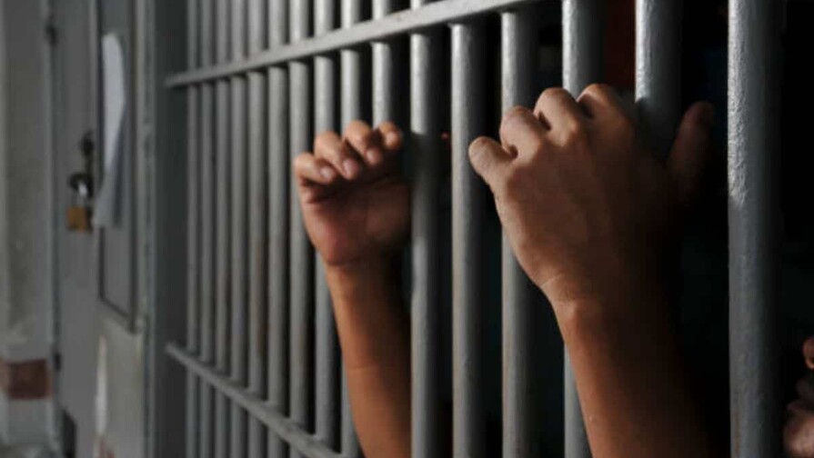 Entre c&aacute;rceles, medios y tribunales: La dignidad humana como base de la protecci&oacute;n de la sociedad