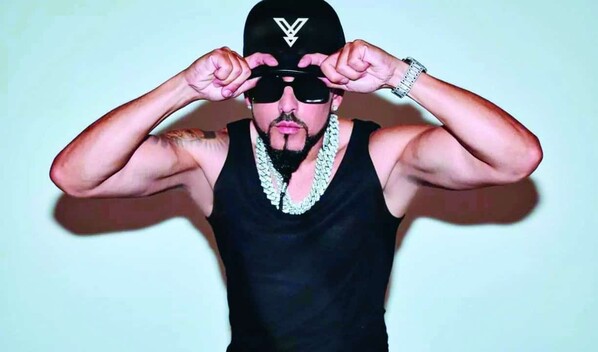 Yandel Sinf&oacute;nico presenta su espect&aacute;culo en Altos de Chav&oacute;n: una experiencia musical &uacute;nica
