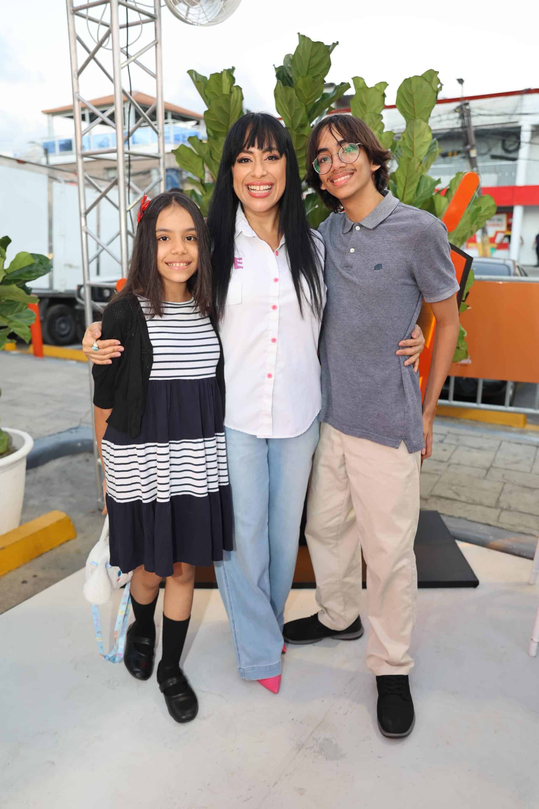 Henny, Diana y Angel Filpo.