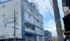 Incendio afecta edificio de Almacenes Garrido en la avenida Duarte