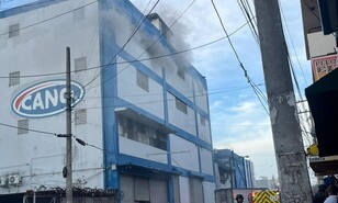 Incendio afecta edificio de Almacenes Garrido en la avenida Duarte