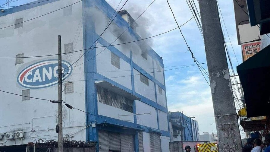 Incendio afecta edificio de Almacenes Garrido en la avenida Duarte