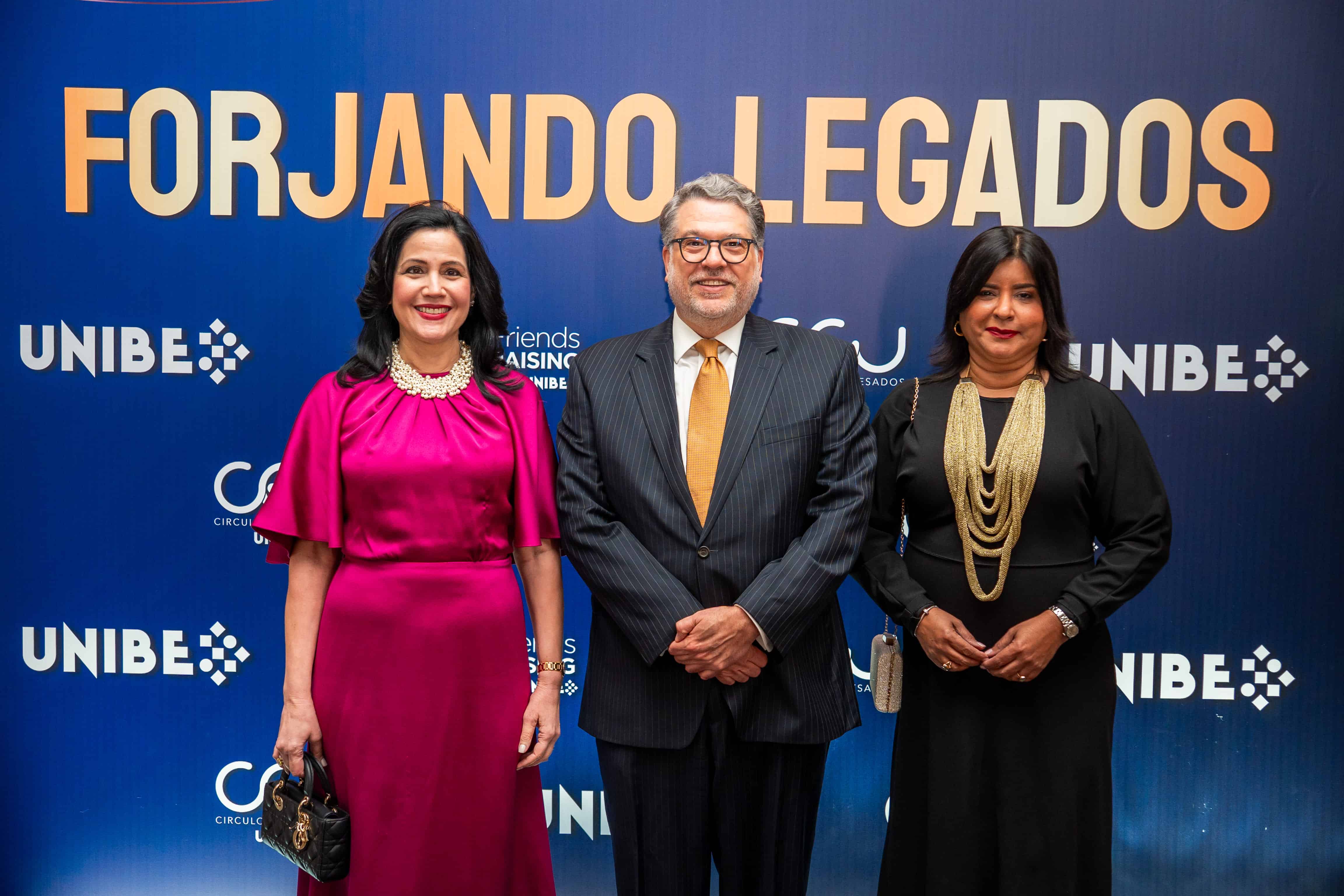 Marisol Vicens, Marcos Bison&oacute; y Ang&eacute;lica Noboa.