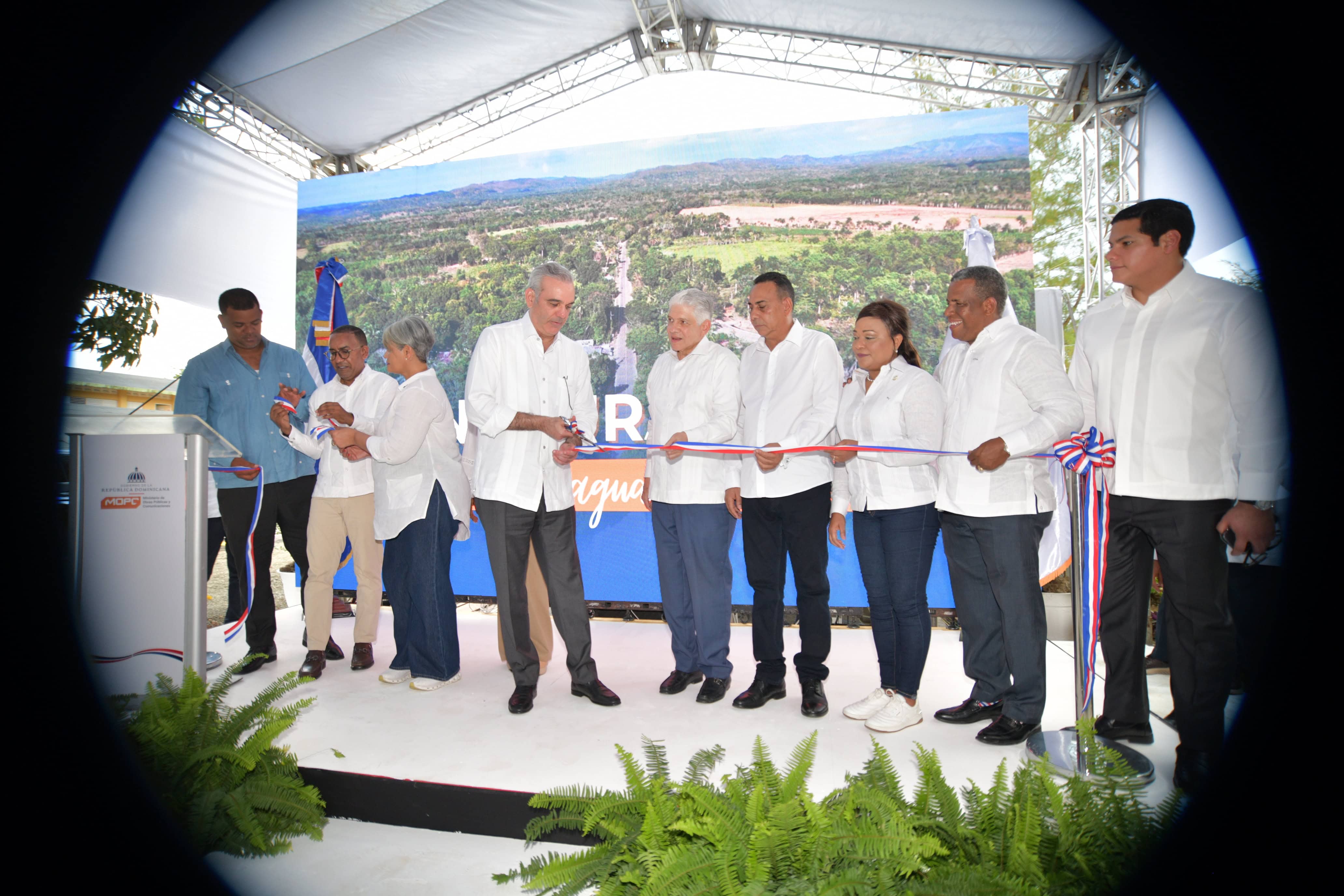 Corte de cinta encabezado por el presidente Luis Abinader en la entrega la carretera Bayaguana–El Puerto