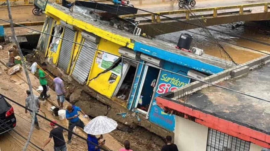 Familias intentan rescatar lo poco que quedó tras inundaciones en Gaspar Hernández Familias intentan rescatar lo poco que quedó tras inundaciones en Gaspar Hernández