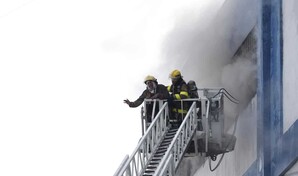 Bomberos tratan de evitar propagaci&oacute;n de incendio en edificio de Garrido