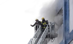 Bomberos tratan de evitar propagaci&oacute;n de incendio en edificio de Garrido