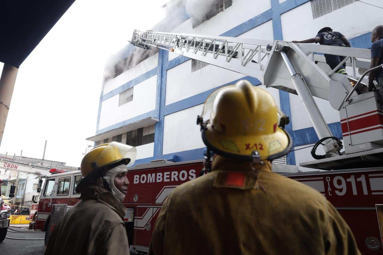 Bomberos operan desde el interior y exterior del edificio para controlar el incendio.