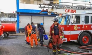 Tras m&aacute;s de 10 horas, bomberos sofocan en su totalidad el incendio en la tienda Garrido