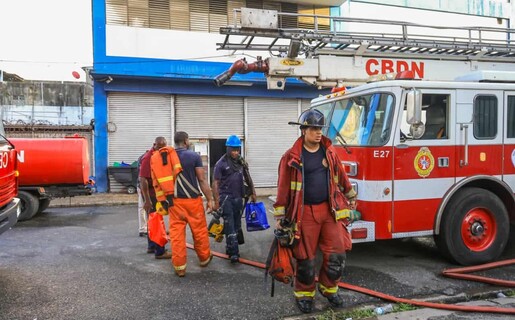 Tras m&aacute;s de 10 horas, Bomberos sofocan en su totalidad el incendio en la tienda Garrido